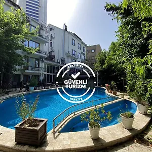 Hotel Blanche & Garden Pool
